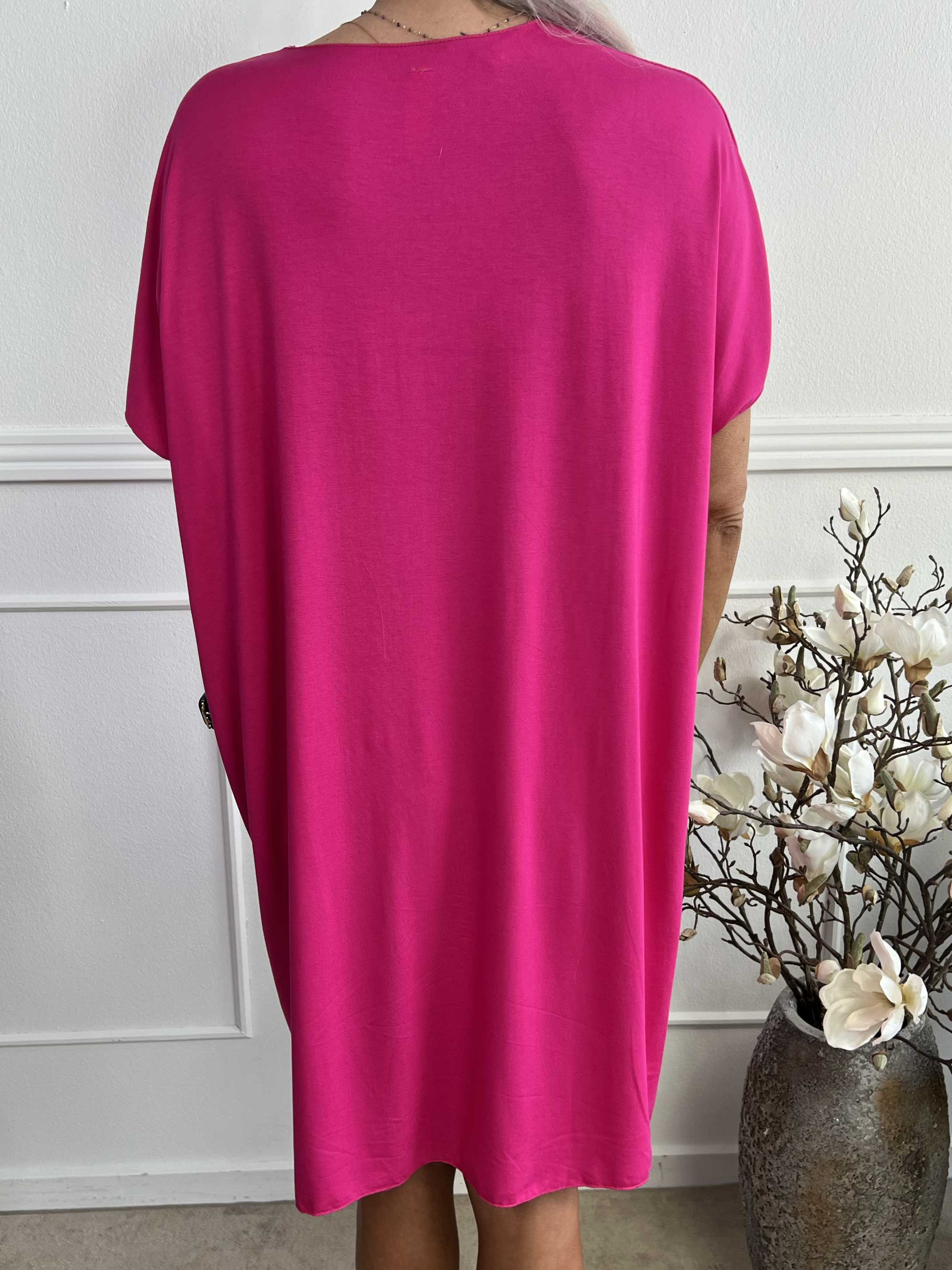 Ellen - Oversized t-shirtkjole i viskose med guldskrift